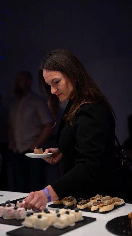 Dalyvė prie užkandžių stalo
